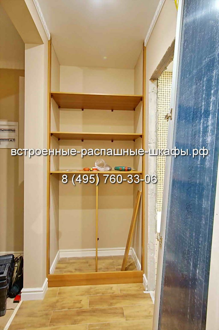шкаф встроенный в стену с распашными дверями своими руками