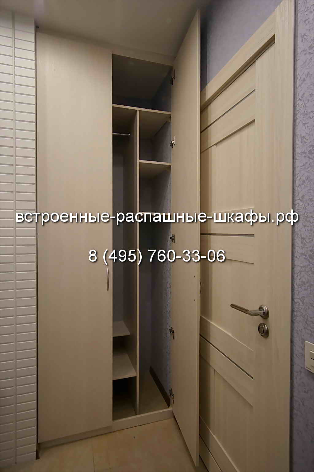 Шкаф встроенный в нишу с распашными дверями