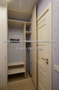 шкаф в нишу с распашными дверями