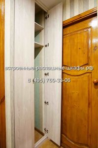 шкаф в нишу встроенный с распашными дверями