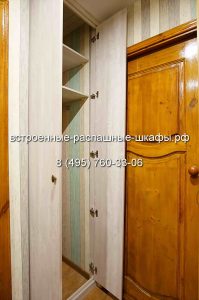 шкаф встроенный с распашными дверями из ДСП