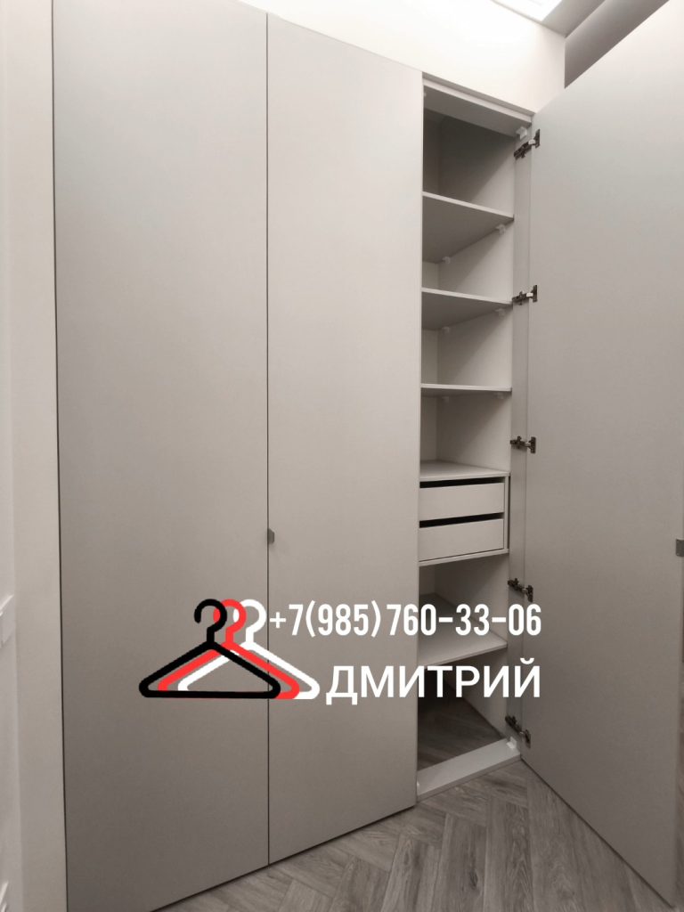 Выдвижные ящики и полки в правой секции шкафа ЖК Новочеремушкинская 17