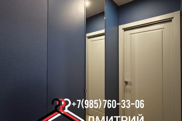 Встроенный распашной шкаф в нишу под натяжной потолок, цвет Альпийский синий.