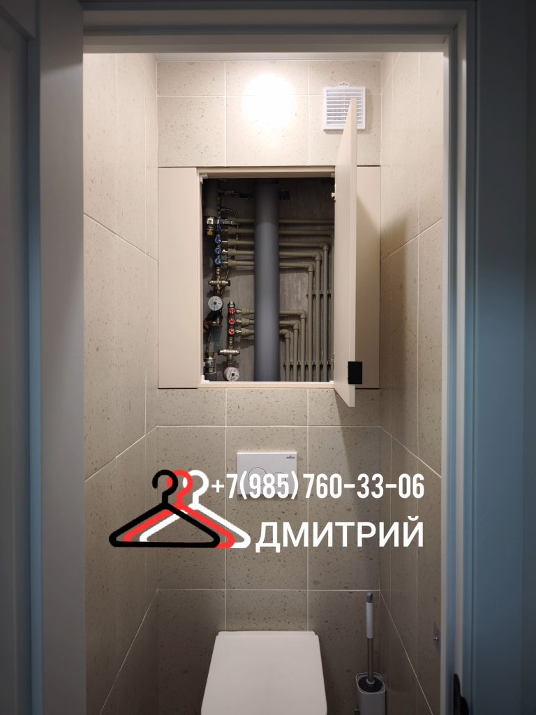 Распашной встроенный шкаф в туалет на заказ с открытой дверцей