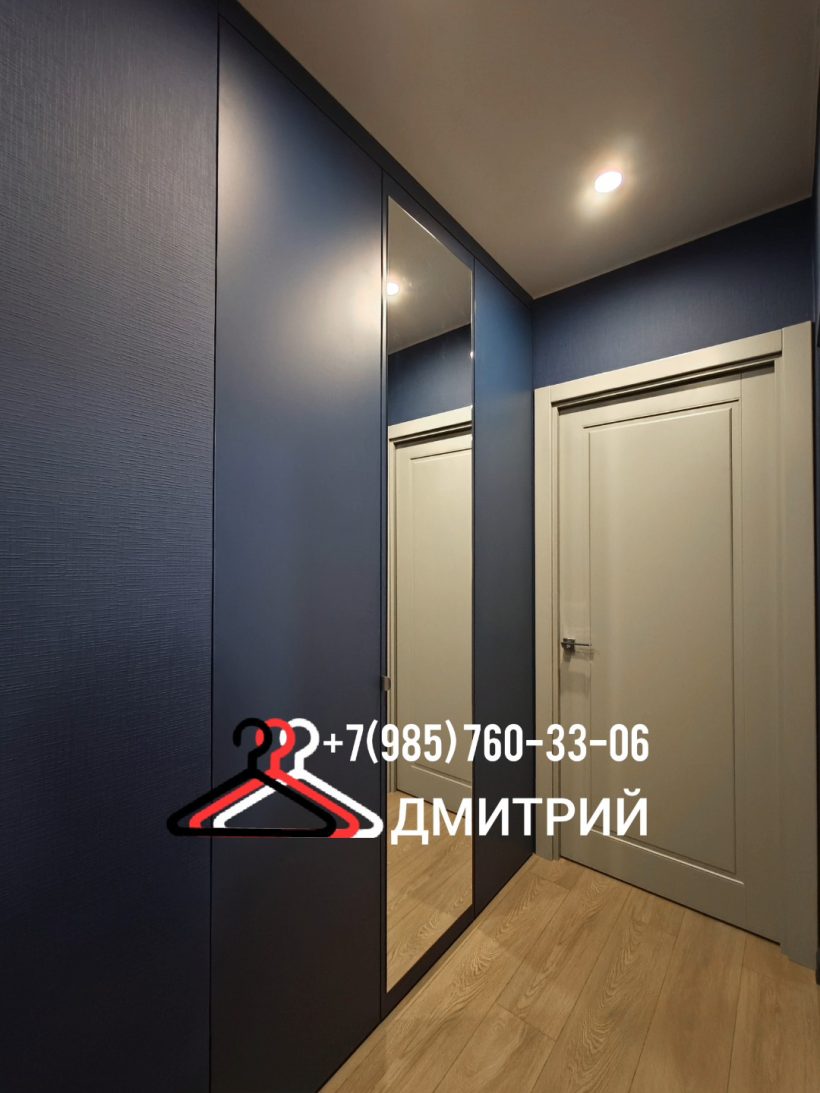 Встроенный распашной шкаф в нишу под натяжной потолок, цвет Альпийский синий.