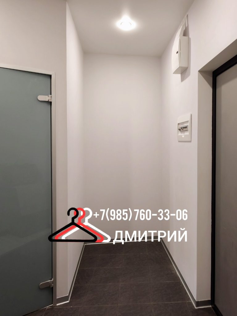 Глубокая ниша в прихожей со стенами из гипсокартона до установки встроенных распашных дверей, Химки.