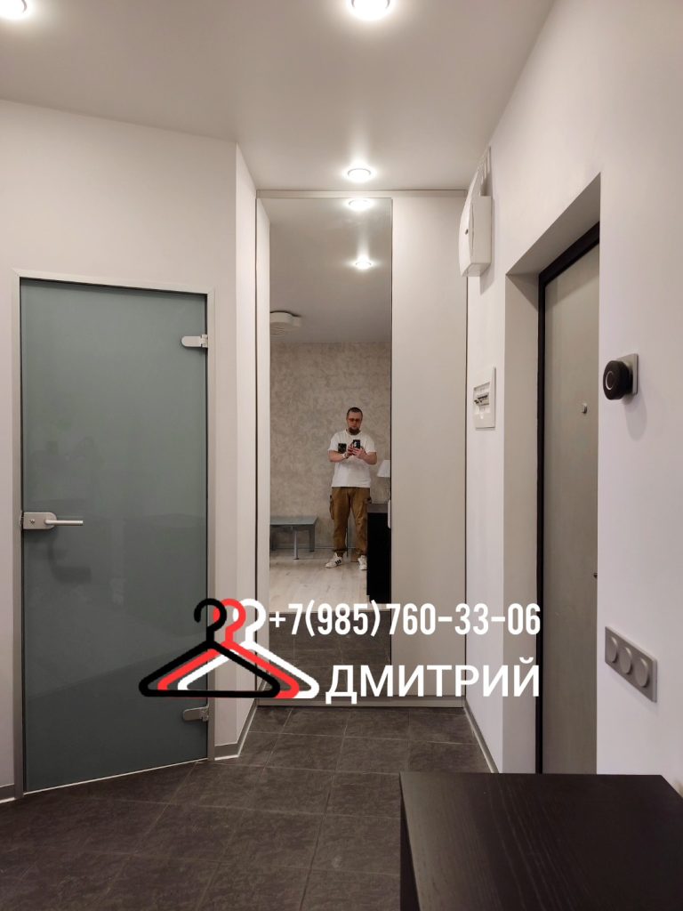 Эстетика встроенной мебели: зеркальные распашные двери в нишу прихожей без лишних деталей и визуального шума.
