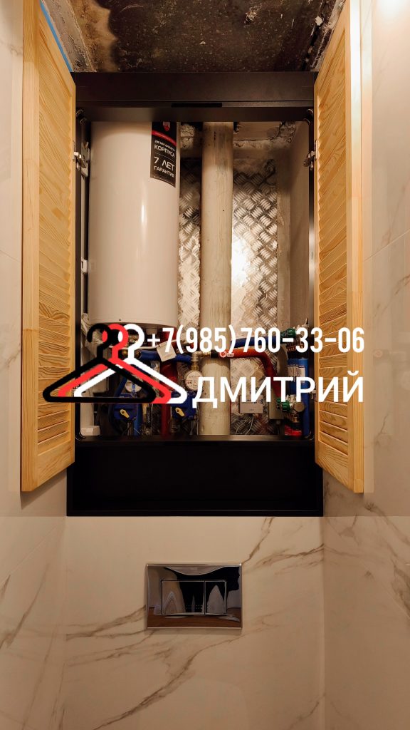Сантехнический шкаф в туалете с жалюзийными дверцами внутри